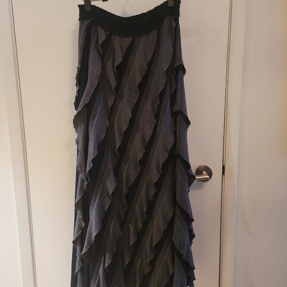 Stunning NEIMAN MARCUS Ruffled Maxi Skirt - size medium (can stretch to large) - Picture 1 of 4